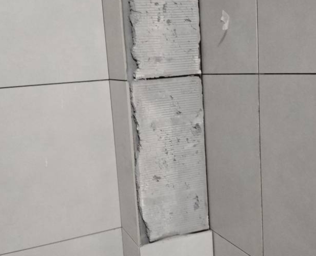 麻栗坡瓷砖空鼓维修公司分享下瓷砖施工前基层浇水润湿程度不足，可能导致以下问题