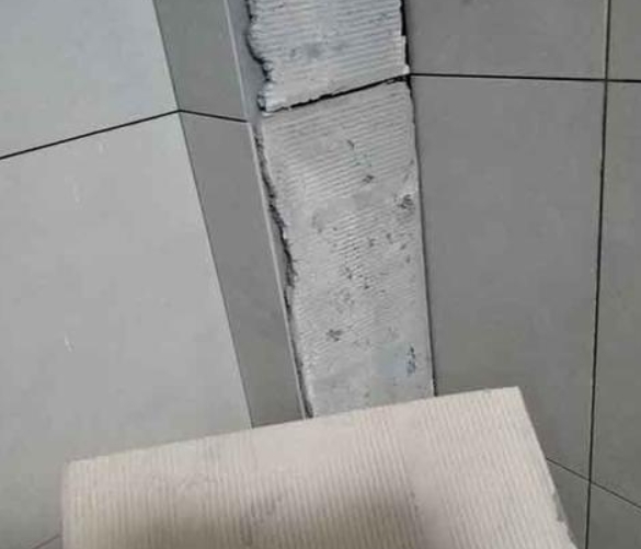 麻栗坡瓷砖空鼓维修公司分享下厨房瓷砖脱落的补救措施。